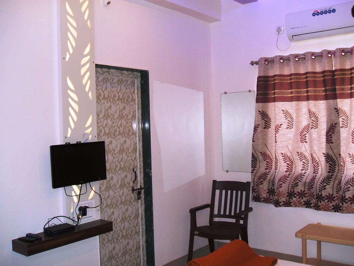 Yuvraj Lodge Osmanabad Экстерьер фото